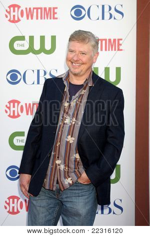 LOS ANGELES - AUG 3: Dave Foley přijíždějící z večírku CBS TCA léto 2011 všechny hvězdy v Robinson květen 