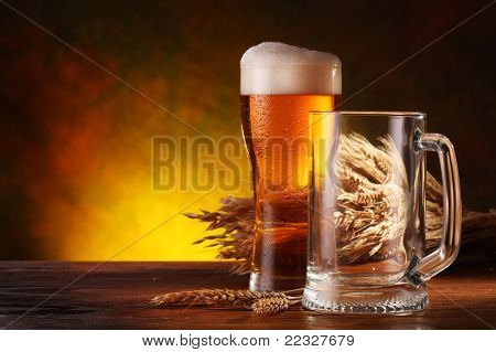 Natura morta con una birra alla spina al bicchiere.