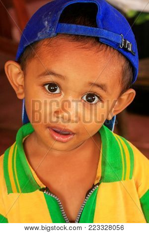 Fatehpur Sikri, India-december 30: Unidentified Men Work Outside Jama Masjid On December 30, 2011 In