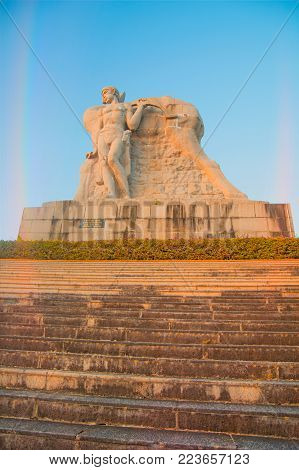 Park on a high mountain in China, Hart turned his head. high statue of a girl with a boyfriend. a national legend. Asia