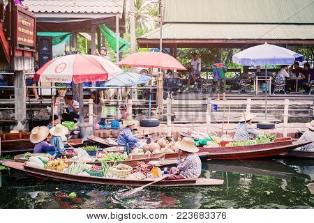 Tha Kha Floating Market, Samut Songkhram, Thailand - November 10, 2017 : The Atmosphere Of Trading G
