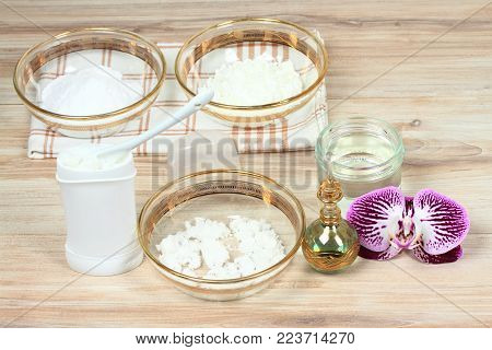 Antibacterial  and natural homemade deodorant. Made from coconut oil, sodium bicarbonate, starch and  essential oil