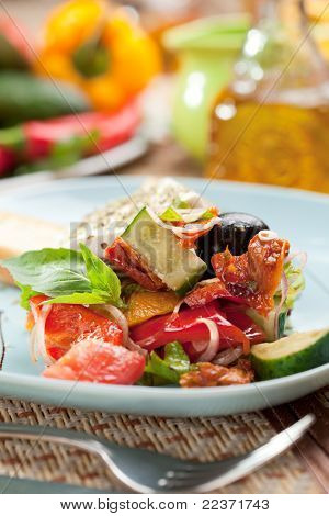 ギリシャ風サラダ （フェタチーズ、オリーブと野菜） トースト