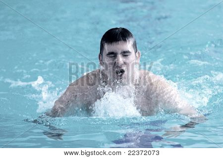 Schwimmer Schwimmen in die waterpool