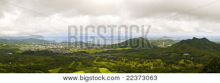 Panorama-Bild von einem schmalen tropischen Tal in oahu