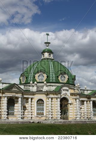 Kuskovo Estate. Katso Grotto lampi