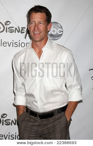 LOS ANGELES - 7 sierpnia: James Denton przybywających w Disney / ABC Television Group lato 2011 T prasy