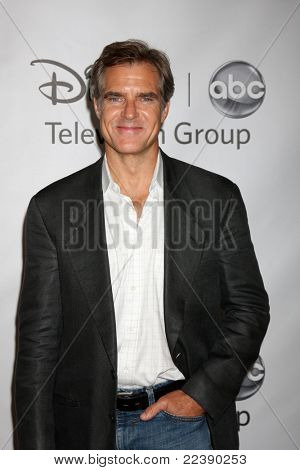 ลอสแองเจลิส - 7 aug: Henry Czerny ดิสนีย์ / โทรทัศน์ ABC กลุ่มฤดูร้อน 2011 กด T