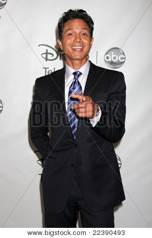 LOS ANGELES - 7 de ago: Benjamin Bratt chegando na Disney / ABC Television Group 2011 Verão imprensa