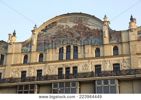 DECORATIVE MOSAIC ON FRONT OF HOTEL METROPOL TEATRALNY PLOSCHAD MOSCOW RUSSIA