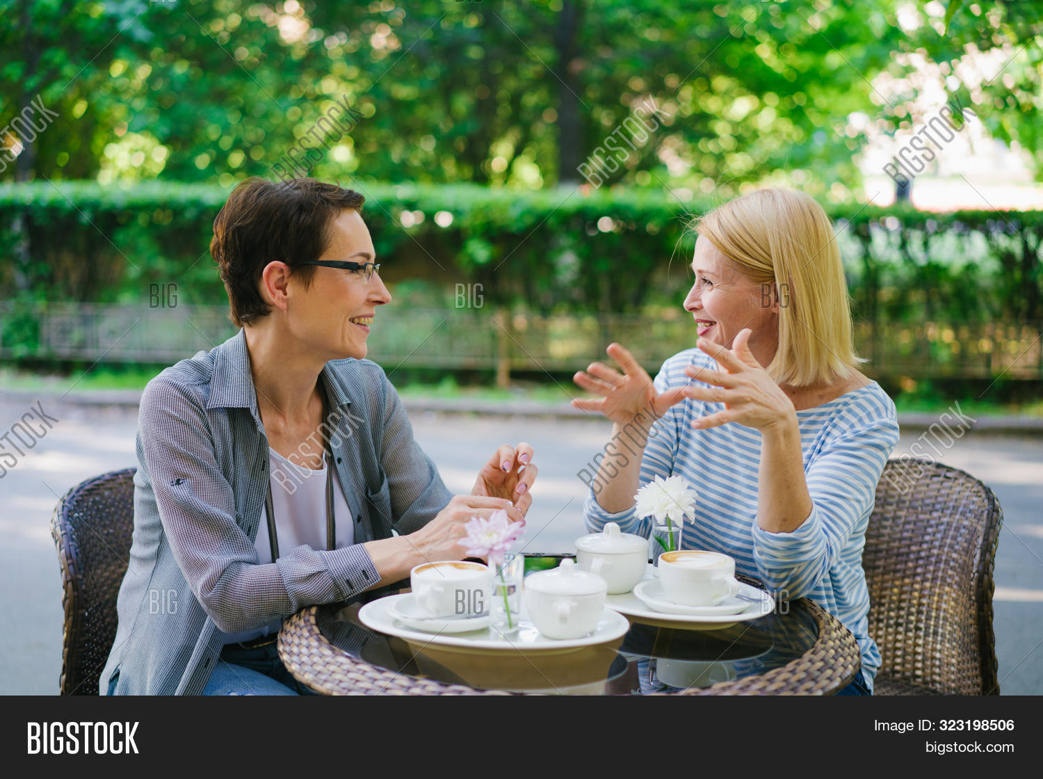люди сидят разговаривают. кресло для интервью. муж и жена разговаривают. консультация психолога. прием у психолога.