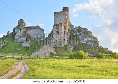Ruins Of The Castle In Olsztyn, Jura Krakowsko-czestochowska In Poland.
