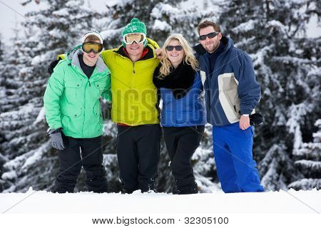 Group of young Friends auf Ski-Urlaub in den Bergen