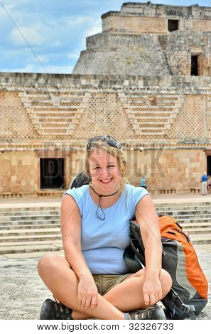 Batohem dívka hostující Uxmal, Mexiko - mayské ruiny