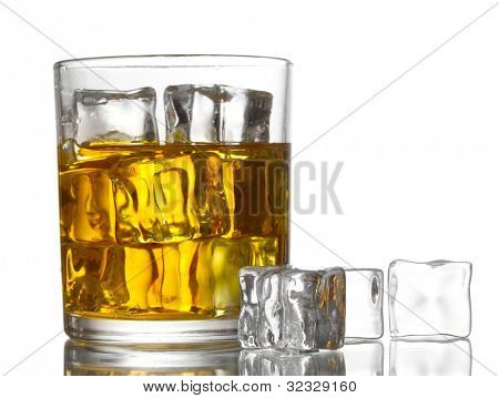 verre de whisky et de la glace isolé on white