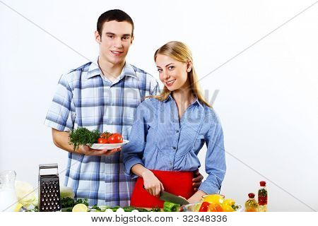 หนุ่มสาวสามีภรรยากัน coooking ที่บ้าน