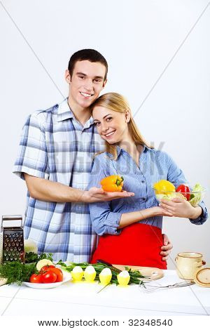 หนุ่มสาวสามีภรรยากัน coooking ที่บ้าน