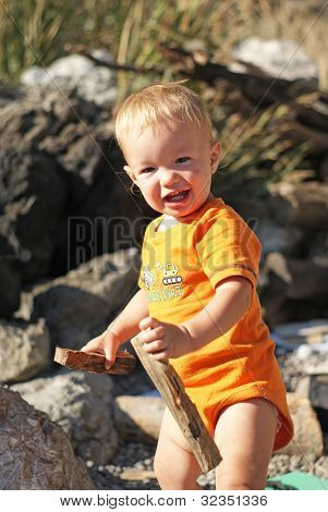 Bambino con una legna da ardere