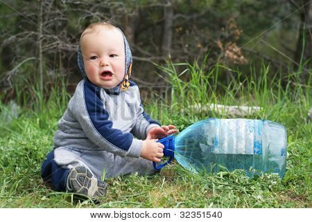 Bambino è seduto sul terreno