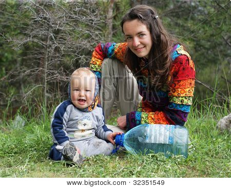 Madre e bambino sulla natura