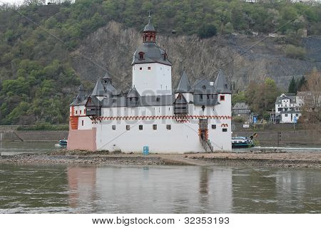 Myší hrad uprostřed řeky Rýn