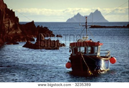 Petit bateau de pêche dans la baie