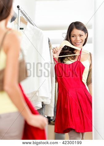 Shopper donna cercando abbigliamento Shopping Dress