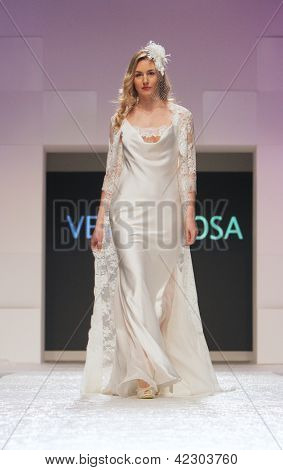 Záhřeb, Chorvatsko - 16. února: Fashion model nosí svatební šaty vyrobené od Vesna Sposa na 