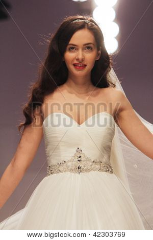 Záhřeb, Chorvatsko - 16. února: Fashion model nosí svatební šaty vyrobené od Vesna Sposa na 