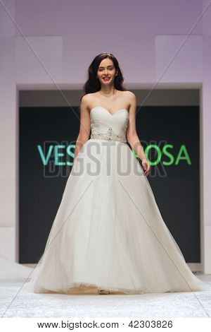 Záhřeb, Chorvatsko - 16. února: Fashion model nosí svatební šaty vyrobené od Vesna Sposa na 