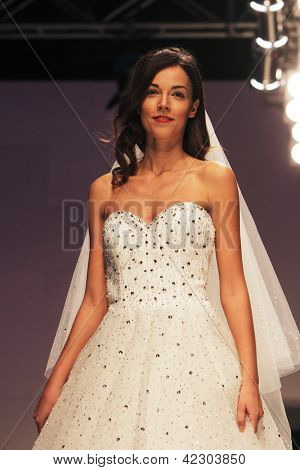 Záhřeb, Chorvatsko - 16. února: Fashion model nosí svatební šaty vyrobené od Vesna Sposa na 