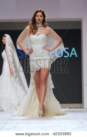 Záhřeb, Chorvatsko - 16. února: Fashion model nosí svatební šaty vyrobené od Vesna Sposa na 