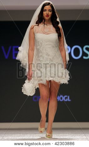 Záhřeb, Chorvatsko - 16. února: Fashion model nosí svatební šaty vyrobené od Vesna Sposa na 