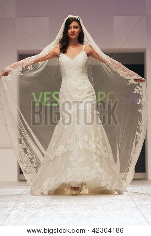 Záhřeb, Chorvatsko - 16. února: Fashion model nosí svatební šaty vyrobené od Vesna Sposa na 