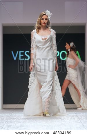 Záhřeb, Chorvatsko - 16. února: Fashion model nosí svatební šaty vyrobené od Vesna Sposa na 