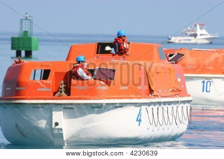 Rettungsboote aus einem Kreuzfahrtschiff