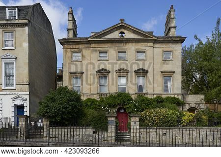 Bath, United Kingdom - June 8, 2021: Historic Buildings Along The Paragon, A Historic Street In The 