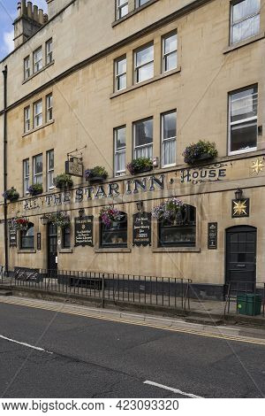 Bath, United Kingdom - June 8, 2021: Historic Public House In The Paragon, A Historic Street In The 