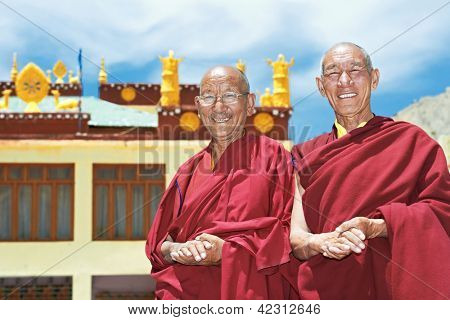 Dva indičtí Tibetský staré mniši lama v červené barvě oblečení stojící před klášter