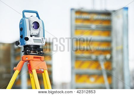 Surveyor zařízení tacheometer nebo teodolit venku na staveništi