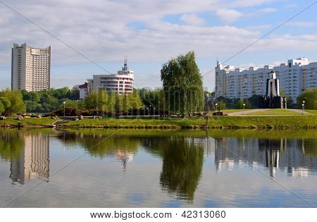 Minsk, Bielorussia: L'isola delle lacrime, un memoriale, istituito nel 1988 per commemorare il bielorusso che soldati di