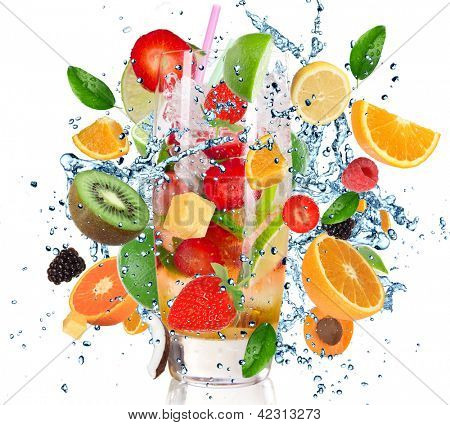 Frucht-Cocktail mit plantschen Flüssigkeit, isolated on white