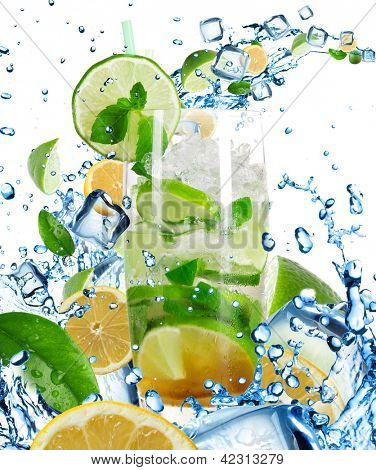 Mojito Cocktail mit plantschen Flüssigkeit, isolated on white