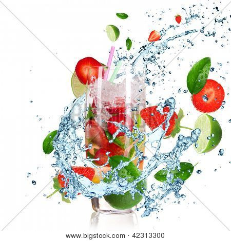 Frucht-Cocktail mit plantschen Flüssigkeit, isolated on white