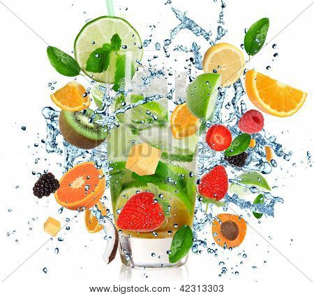 Frucht-Cocktail mit plantschen Flüssigkeit, isolated on white