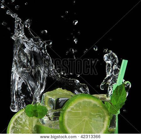 Mojito cocktail auf schwarzem Hintergrund
