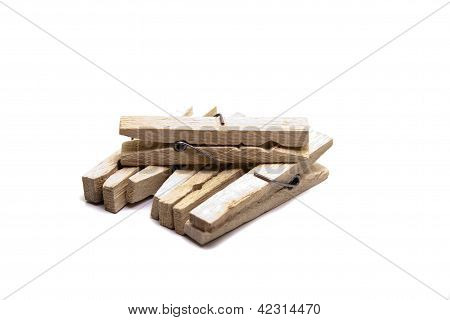 Diverse Clothspins per panni su sfondo bianco