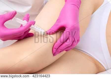 Cosmetologist Makes Lipolytic Injections To Burn Fat On The Thighs, Hips And Body Of A Woman. Female