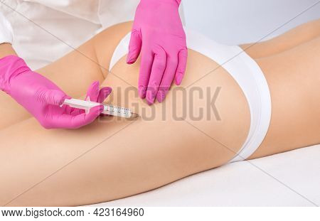 Cosmetologist Makes Lipolytic Injections To Burn Fat On The Thighs, Hips And Body Of A Woman. Female