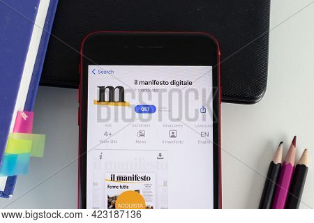 New York, Usa - 1 June 2021: Il Manifesto Digitale Mobile App Logo On Phone Screen, Close-up Icon, I
